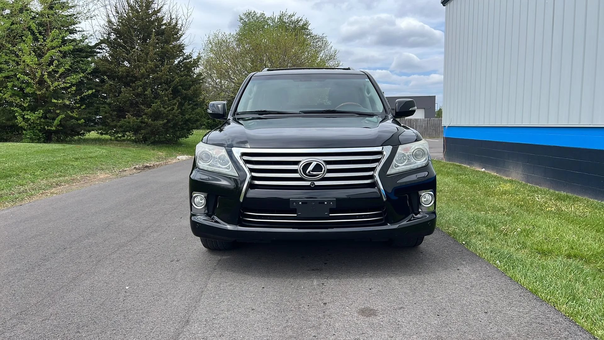 Used 2013 Lexus LX 570 4WD w/ Luxury Pkg image 2