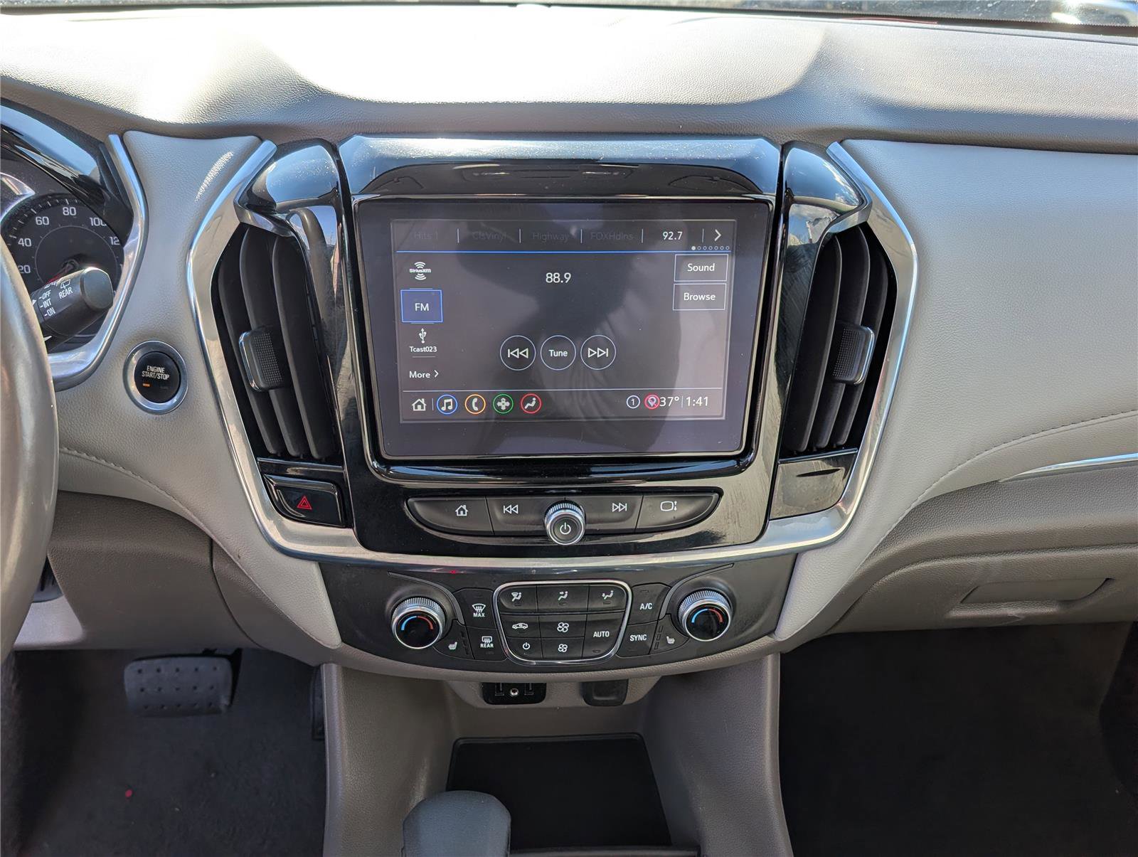 Used 2021 Chevrolet Traverse LT image 19