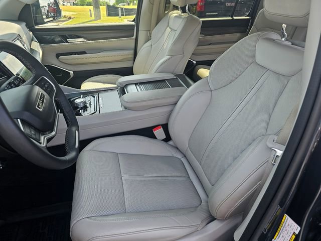 Used 2023 Jeep Wagoneer Series III w/ Preferred Equipment Group AWD/4WD image 19