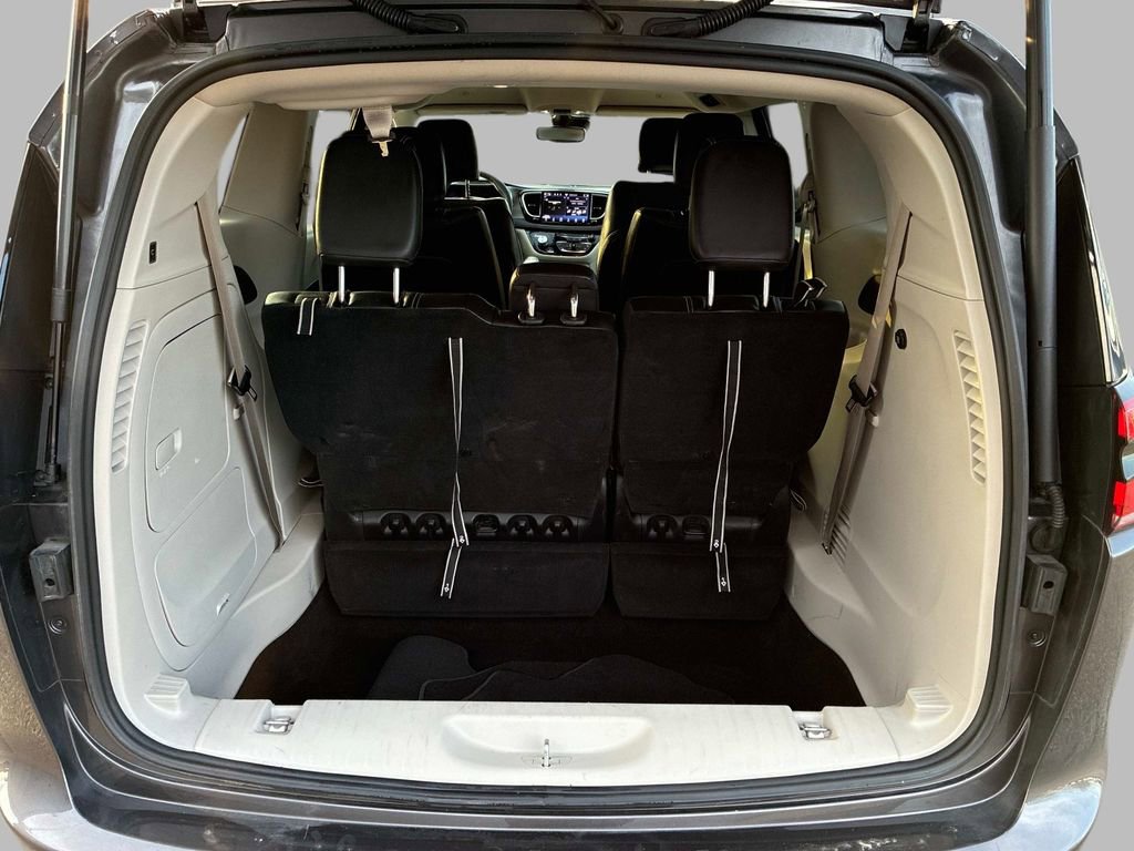 Used 2022 Chrysler Pacifica Touring-L FWD image 12