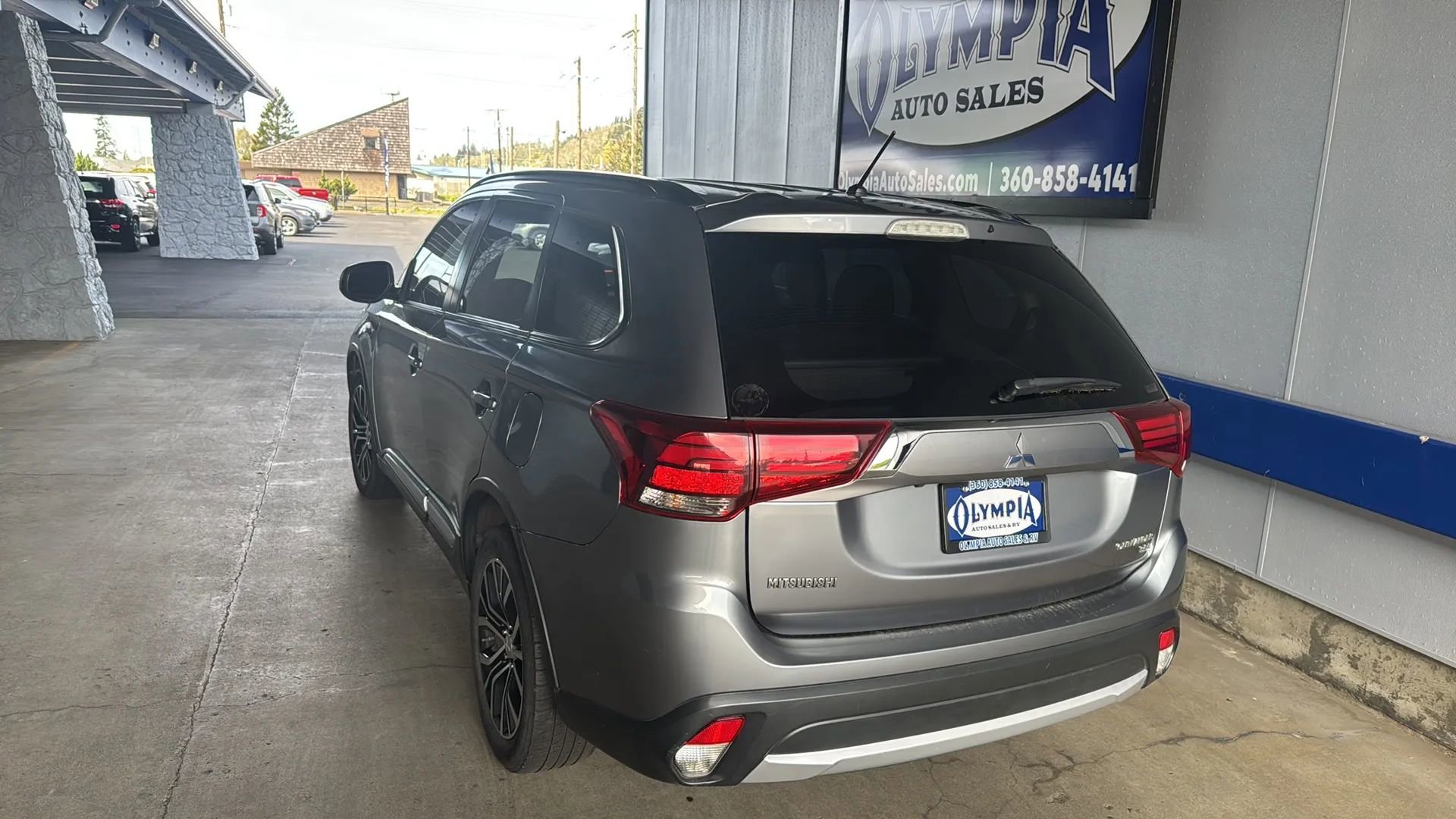 Used 2016 Mitsubishi Outlander SEL AWD/4WD image 3