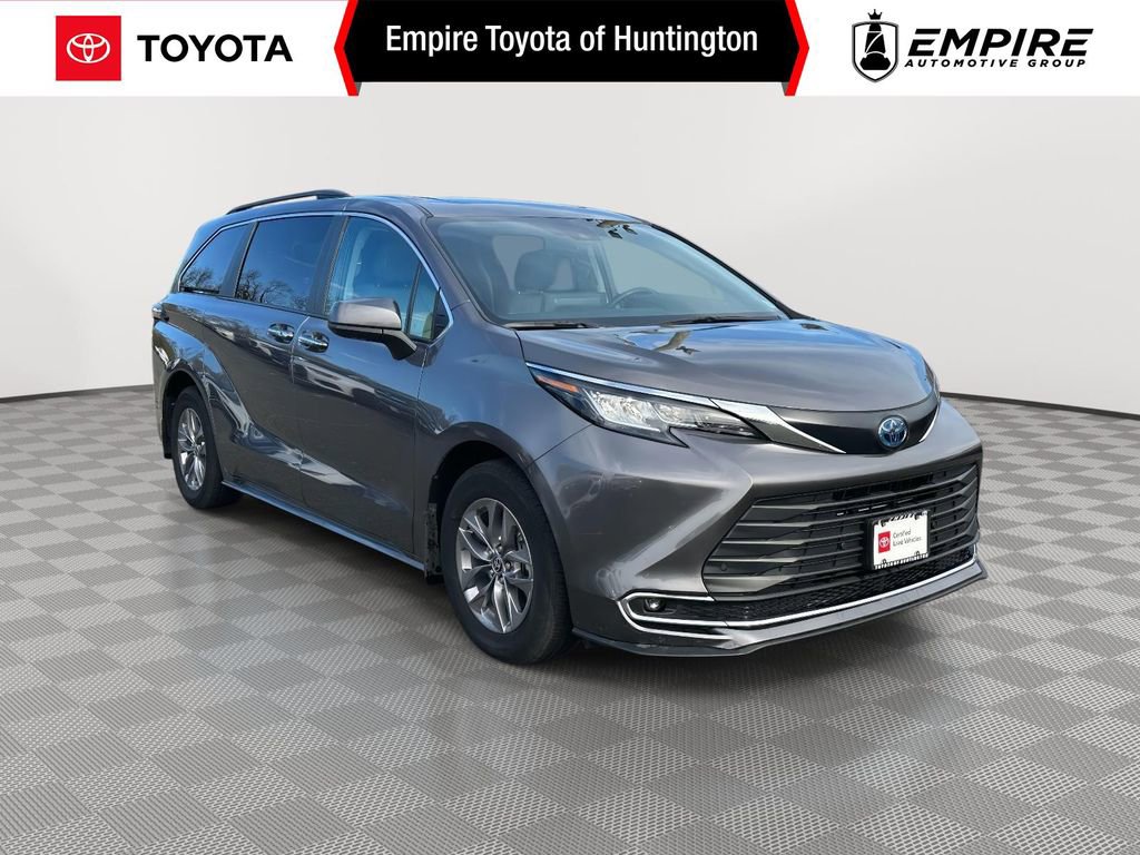 Used 2023 Toyota Sienna XLE image 1