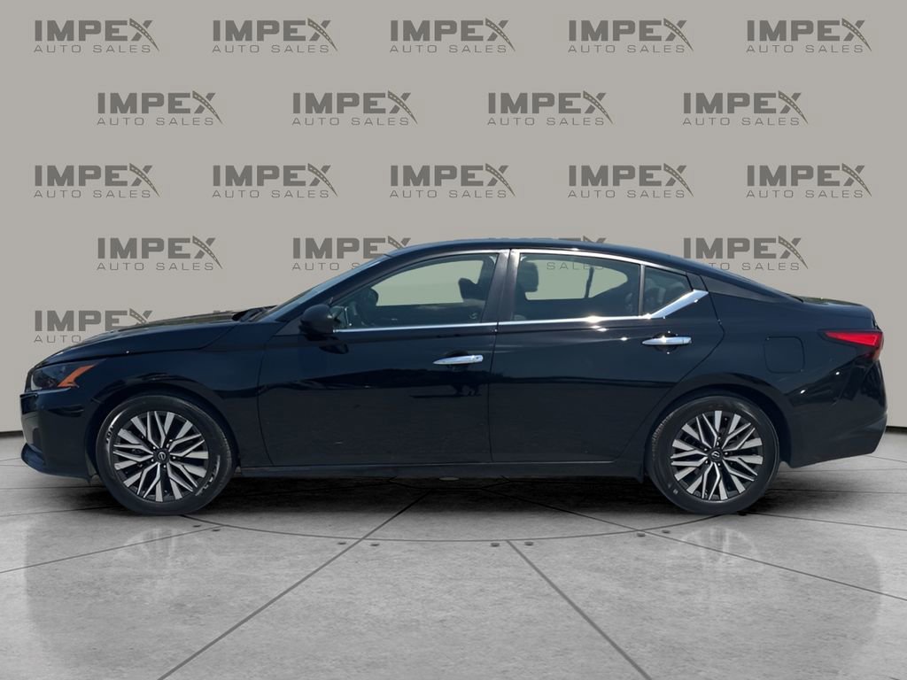 Used 2024 Nissan Altima 2.5 SV FWD image 2