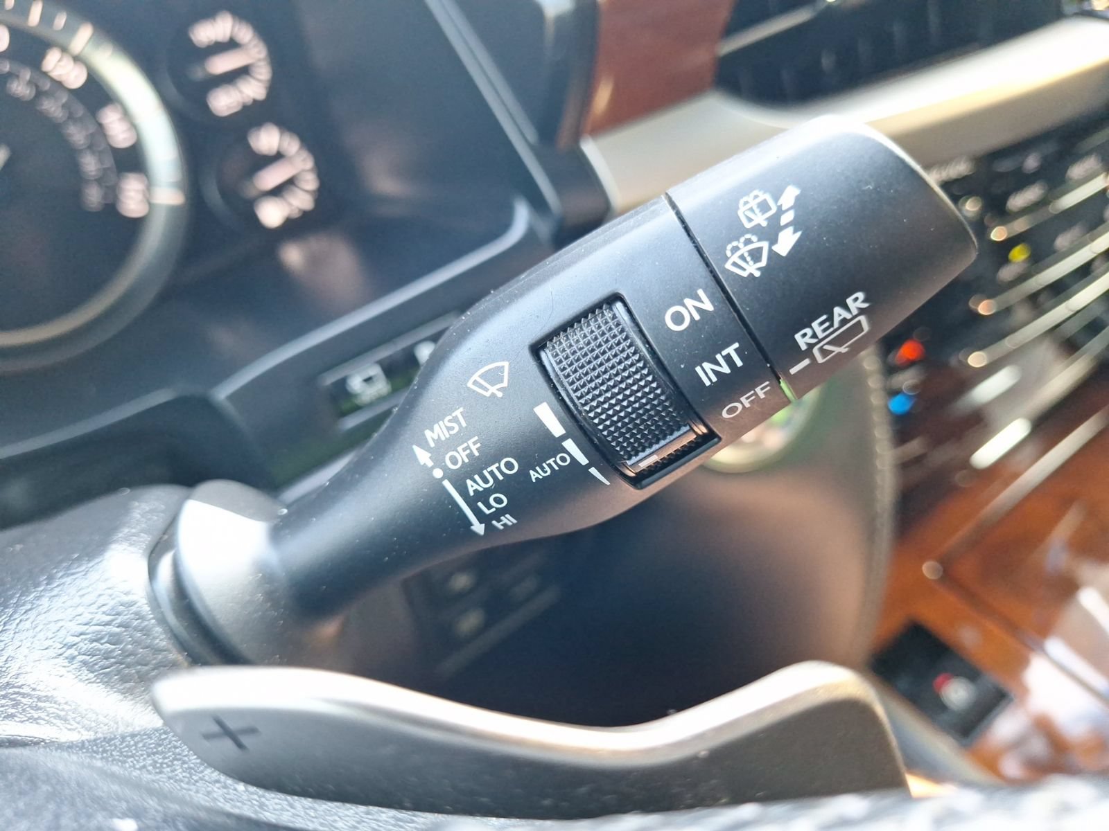 Used 2021 Lexus LX 570 4WD w/ Luxury Package image 22