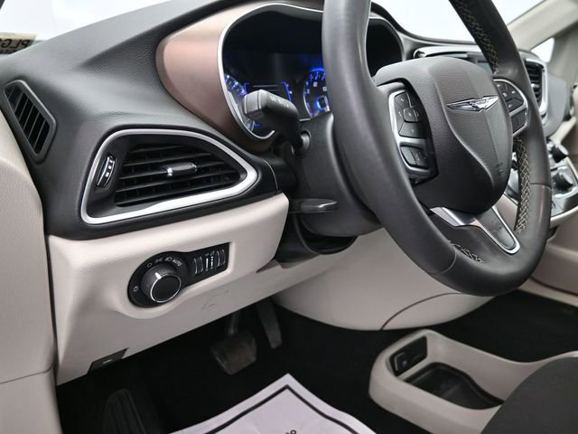Used 2022 Chrysler Voyager LX image 37