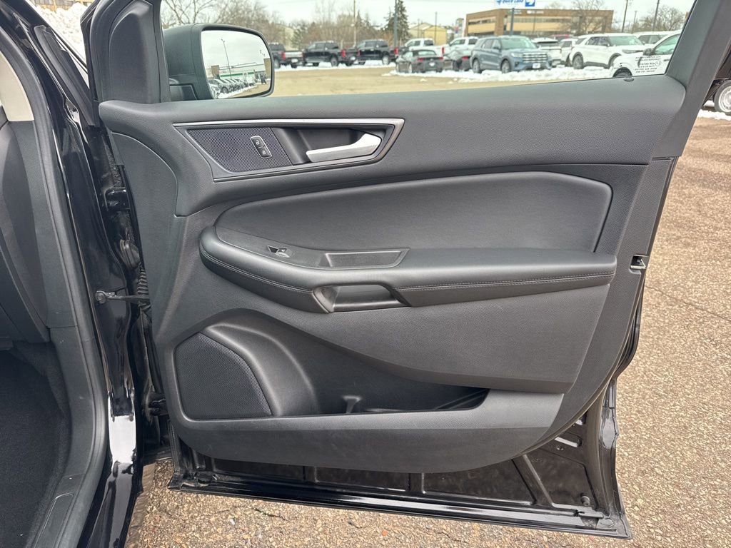Used 2021 Ford Edge SE image 35