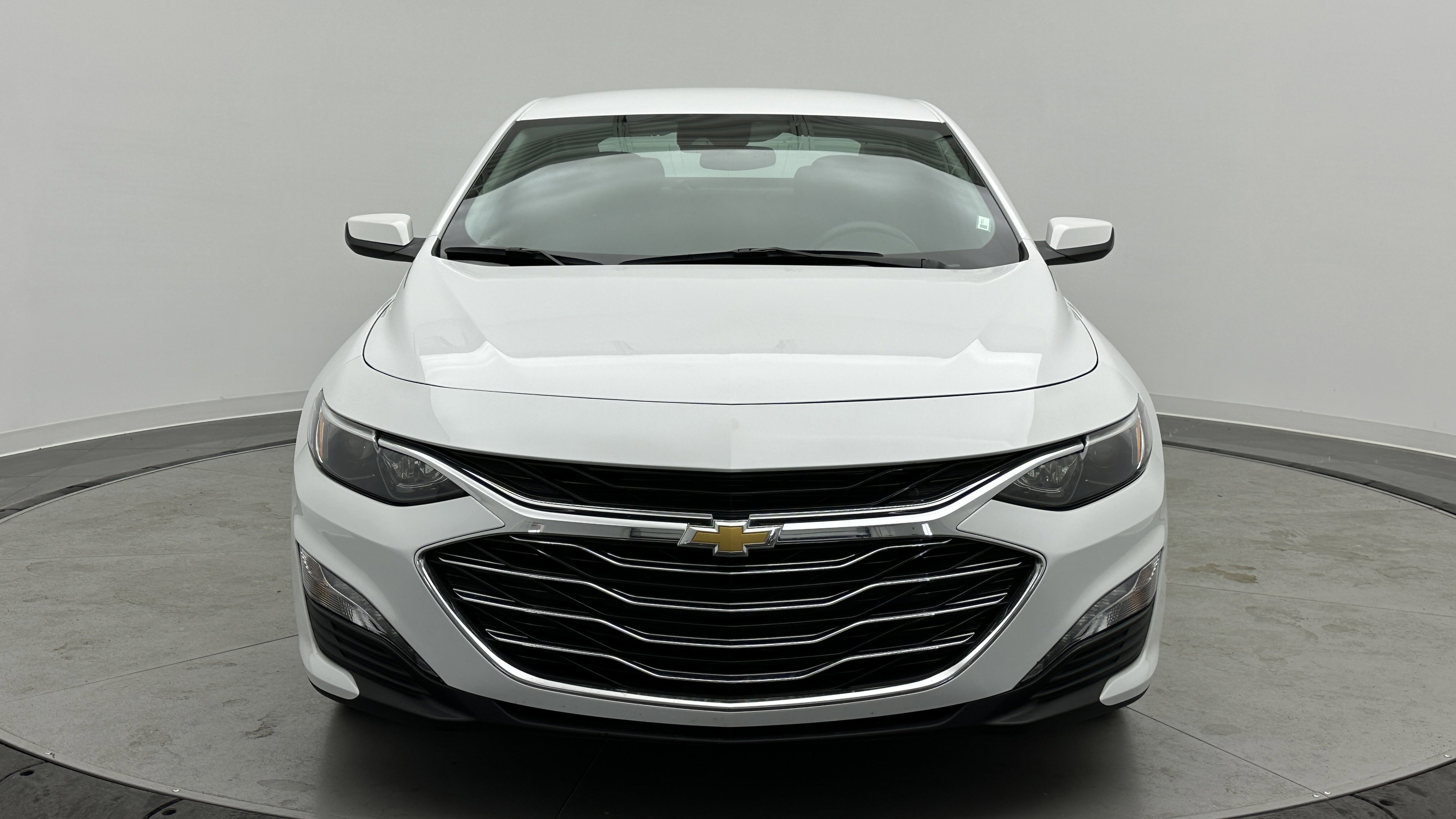 Used 2025 Chevrolet Malibu LT image 2
