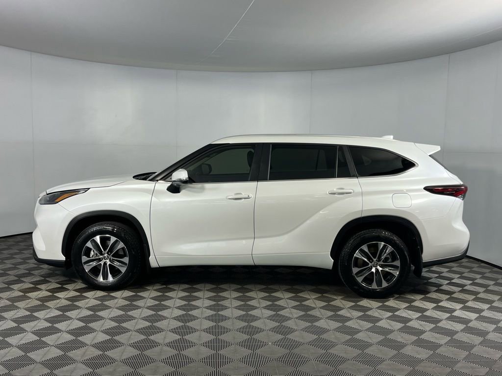 Used 2025 Toyota Highlander XLE image 7