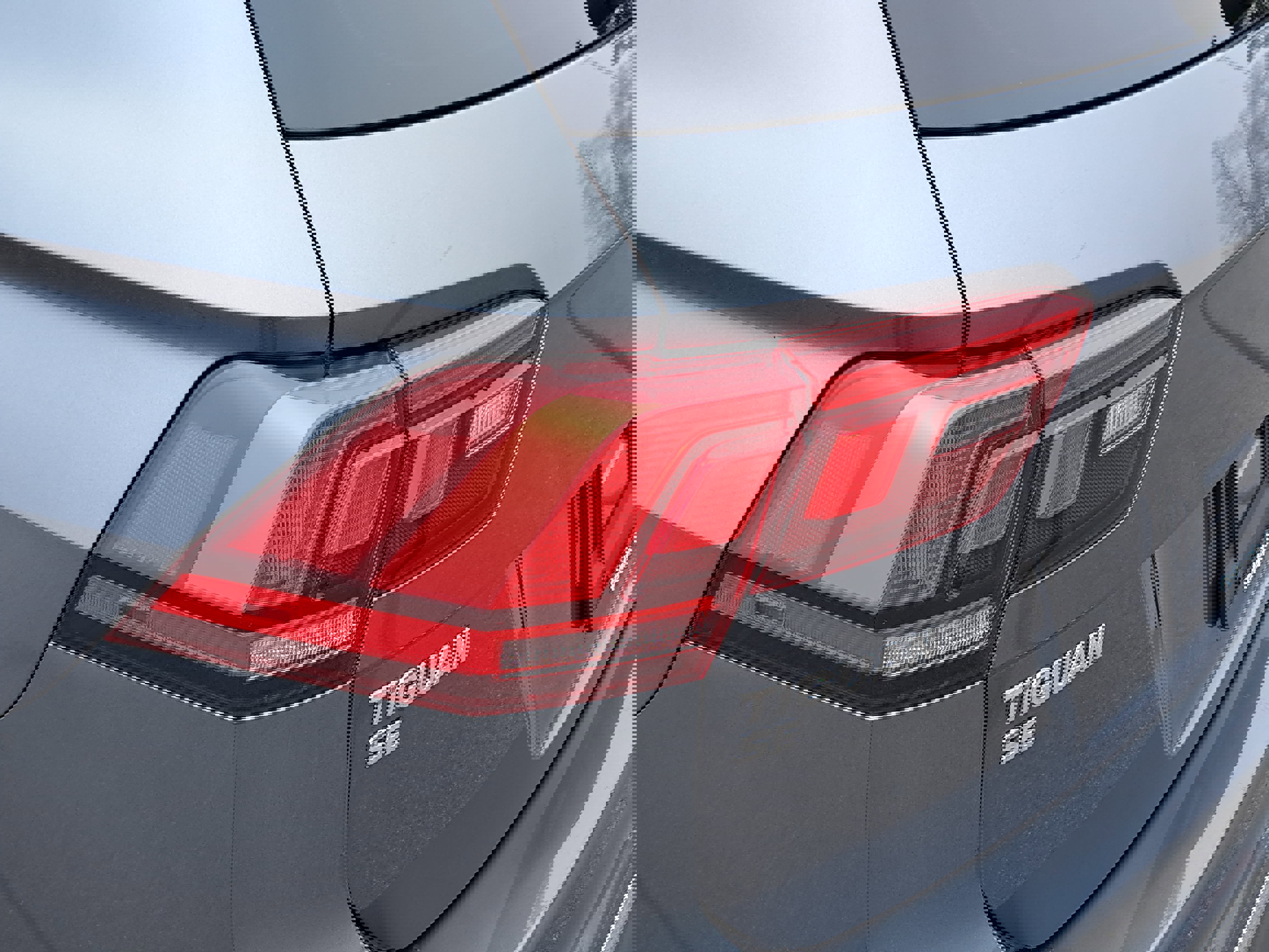 Used 2021 Volkswagen Tiguan SE image 32