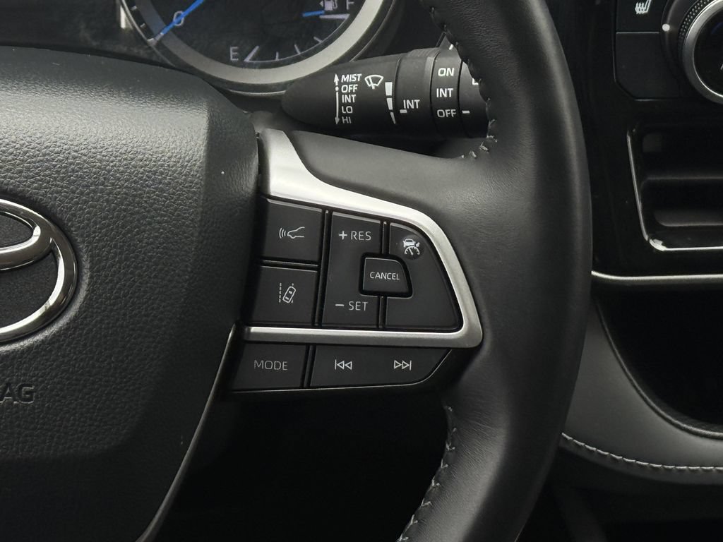 Used 2024 Toyota Highlander XLE AWD/4WD image 16