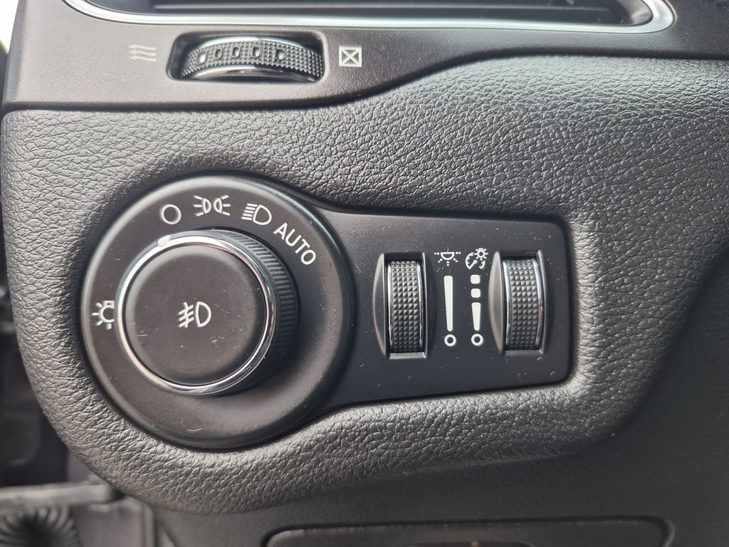 Used 2019 Jeep Cherokee Trailhawk w/ Cold Weather Group image 26