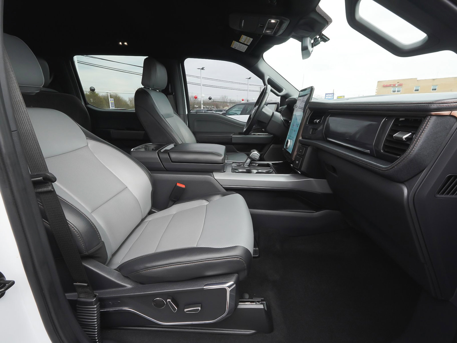 Used 2023 Ford F150 Lightning Lariat image 41