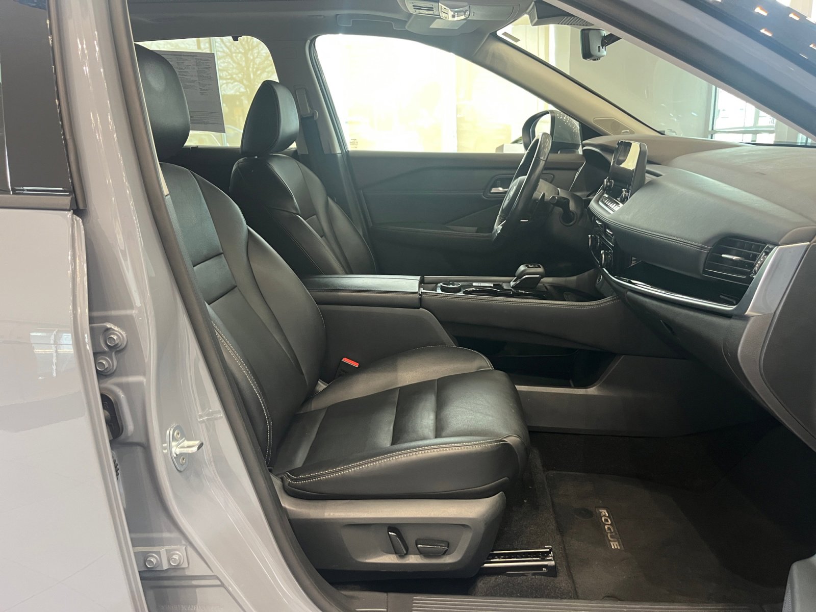 Used 2023 Nissan Rogue SL w/ SL Premium Package image 20