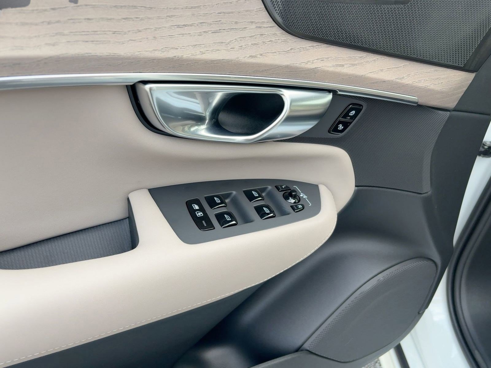 New 2026 Volvo XC90 T8 Plus image 13