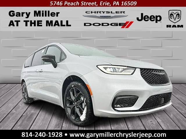 New 2026 Chrysler Pacifica Limited w/ Uconnect Theater Family Group image 1