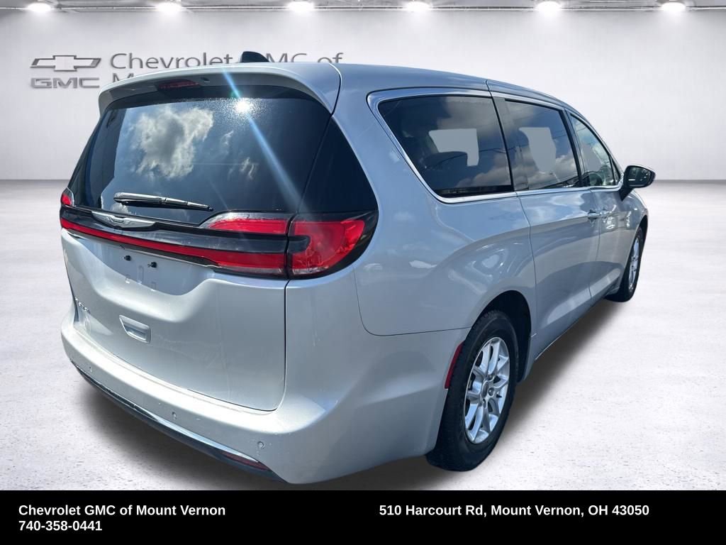 Used 2023 Chrysler Pacifica Touring-L image 5