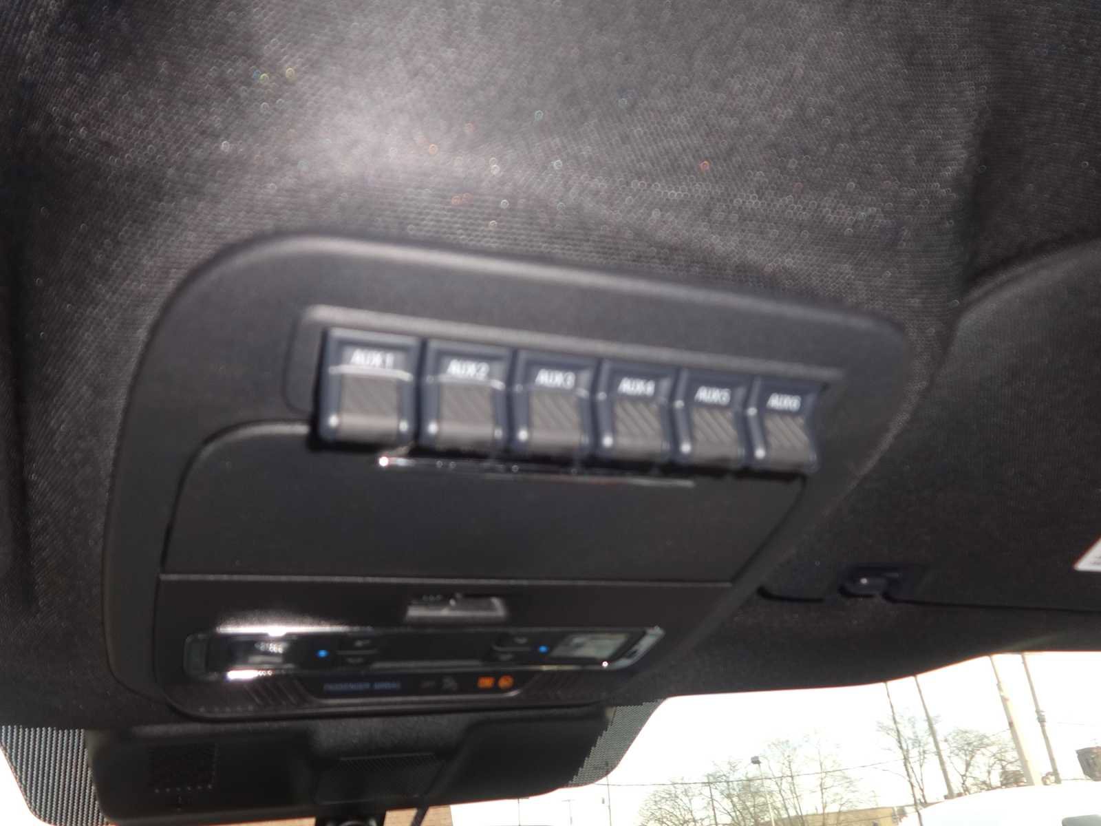 Used 2025 Ford F350 Platinum w/ FX4 Off-Road Package image 31