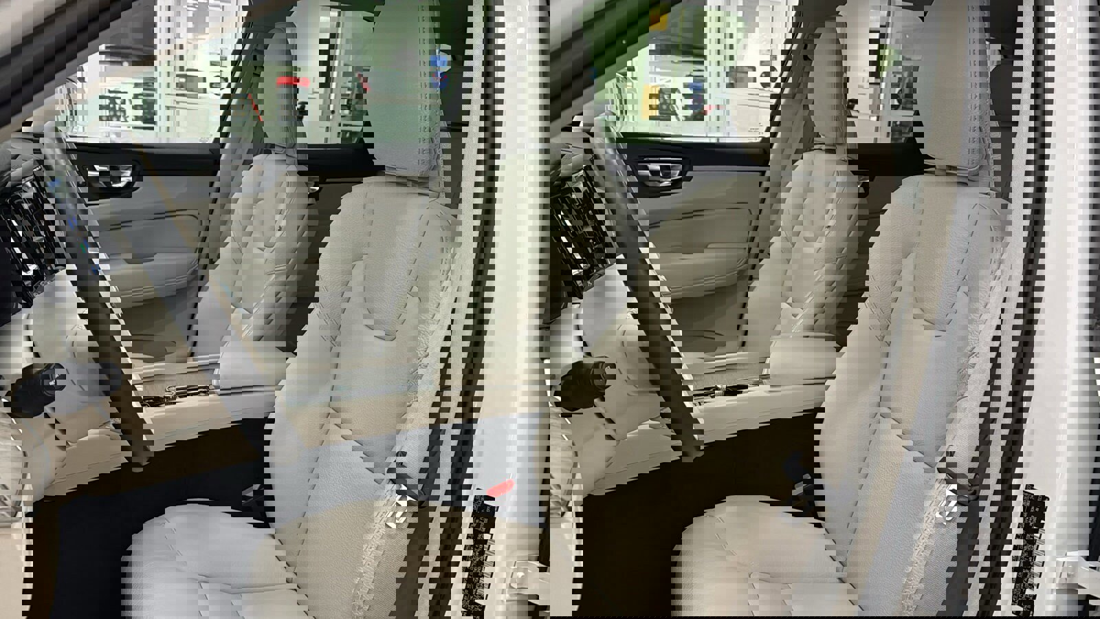 Used 2023 Volvo XC60 B5 Plus image 23