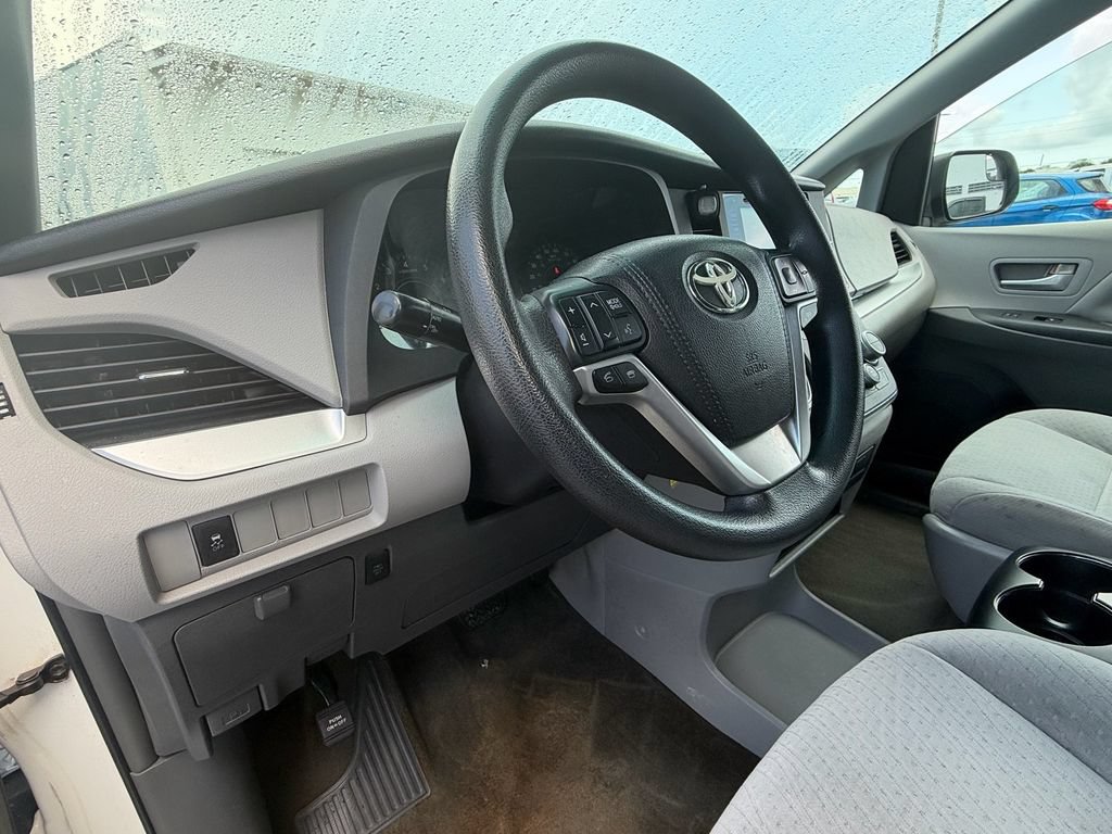 Used 2015 Toyota Sienna LE FWD image 5
