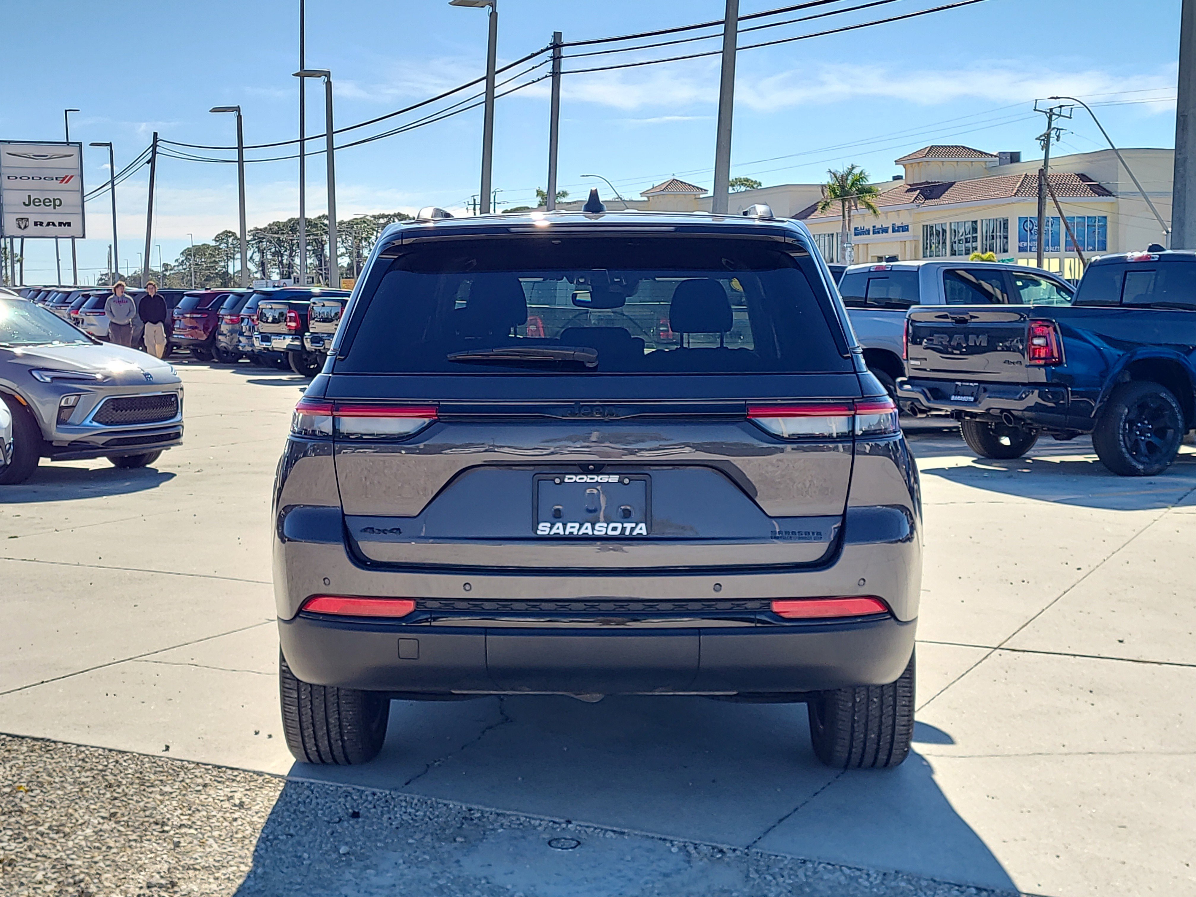 Used 2023 Jeep Grand Cherokee Altitude image 5