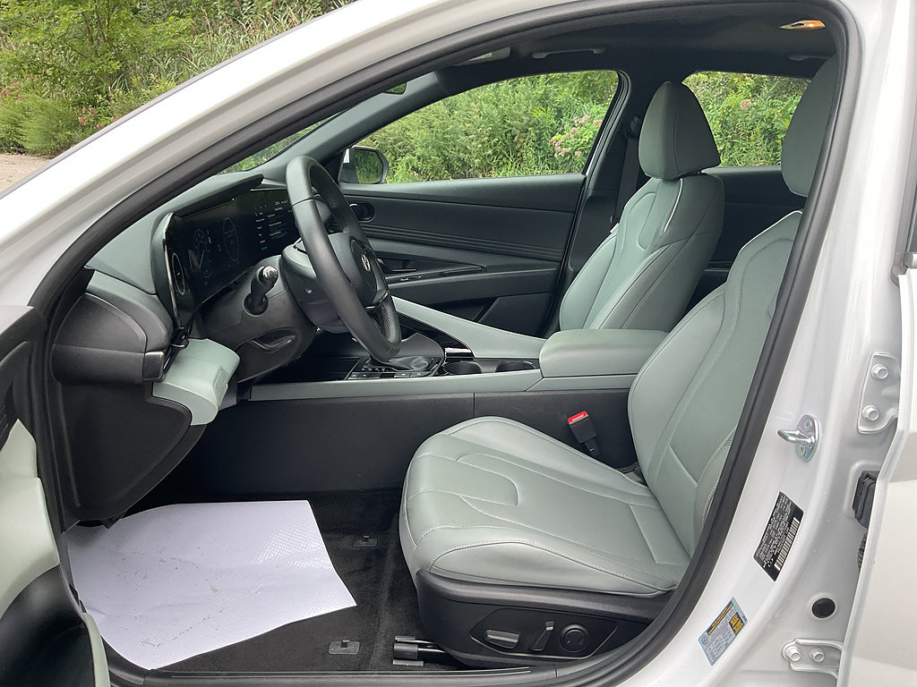 Used 2025 Hyundai Elantra Limited FWD image 7