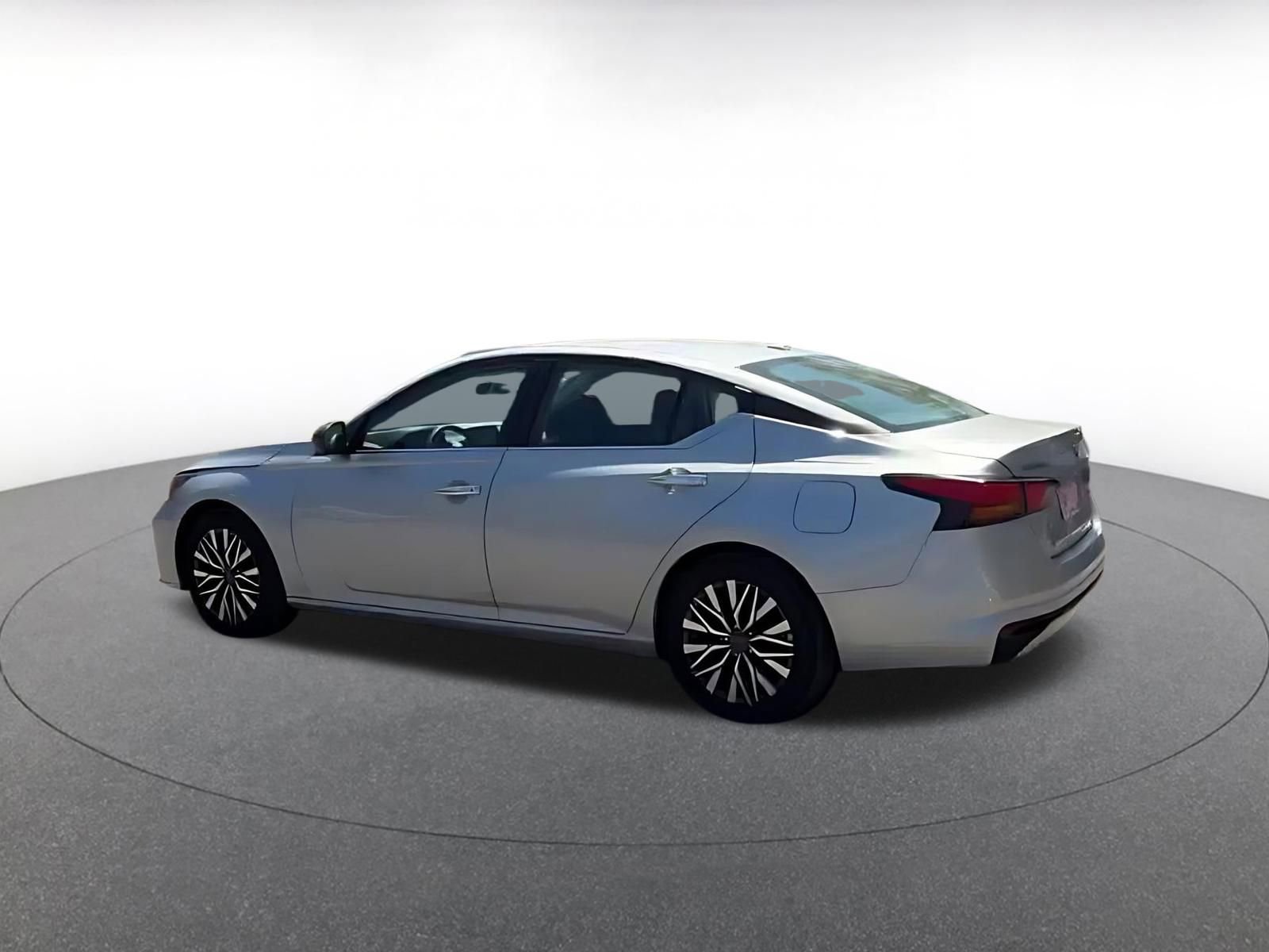 Used 2025 Nissan Altima 2.5 SV FWD image 10