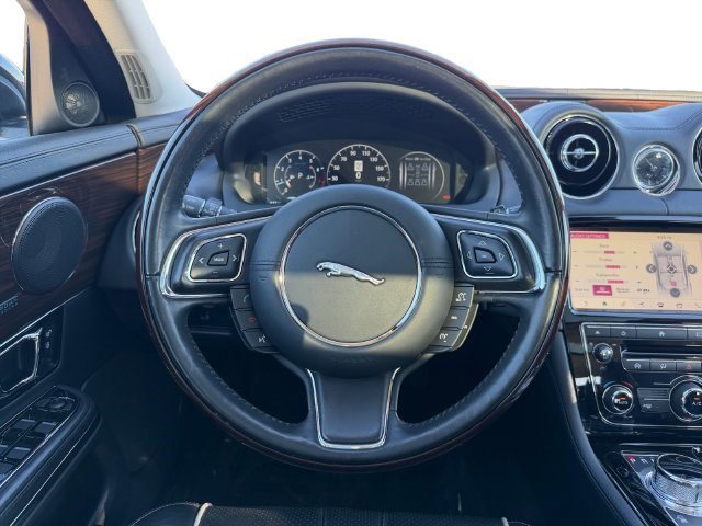 Used 2019 Jaguar XJ R-Sport RWD image 13