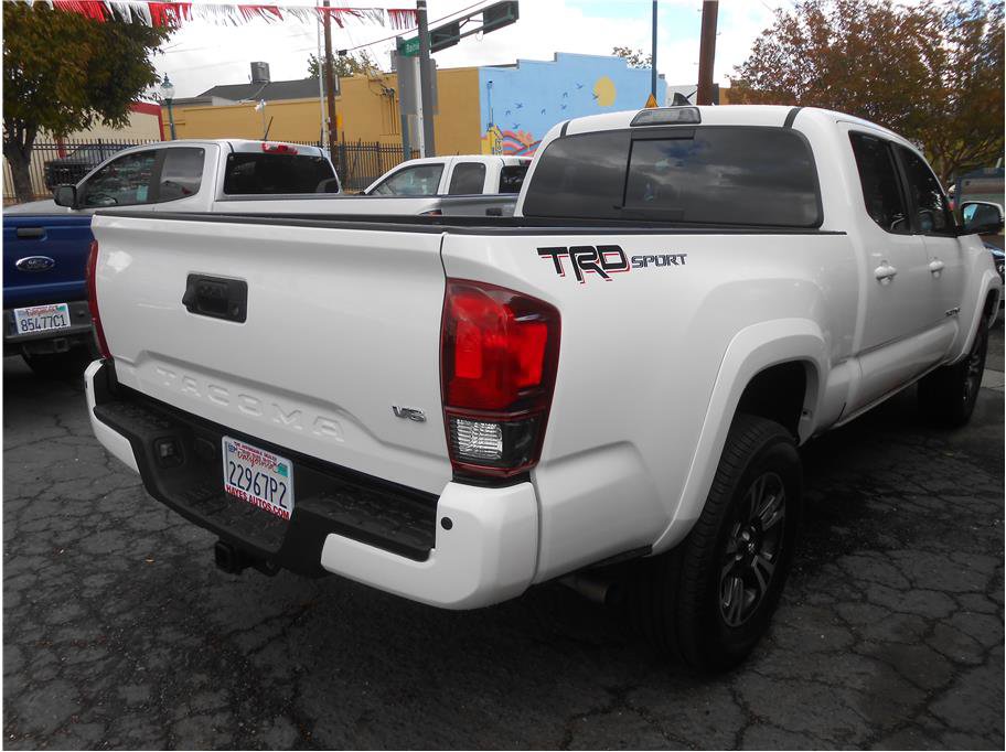 Used 2018 Toyota Tacoma TRD Sport image 6
