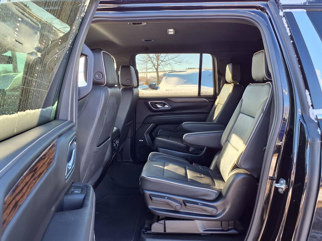 Used 2023 Chevrolet Suburban Premier image 11
