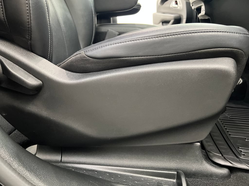 Used 2025 Chrysler Pacifica Select FWD image 38