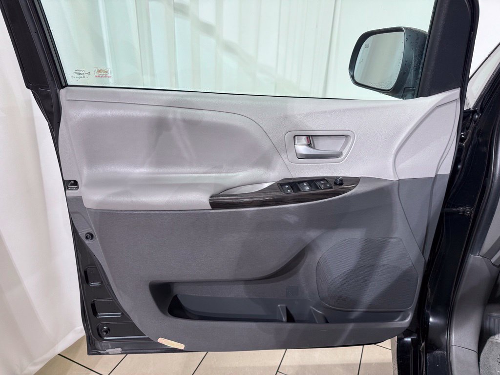 Used 2020 Toyota Sienna XLE w/ Carpet Mat Package FWD image 15