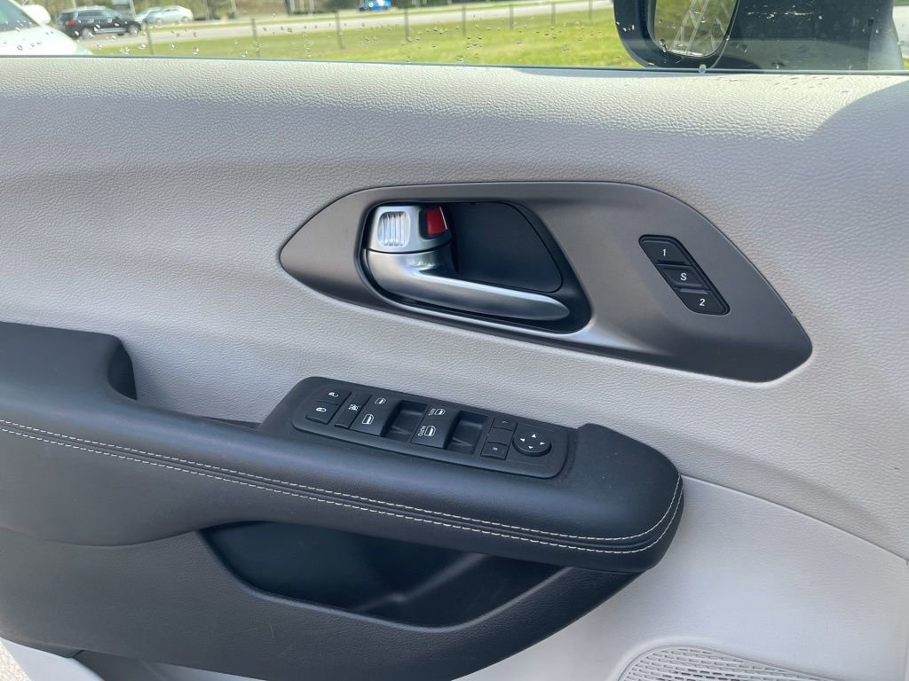 Used 2023 Chrysler Pacifica Touring-L image 11