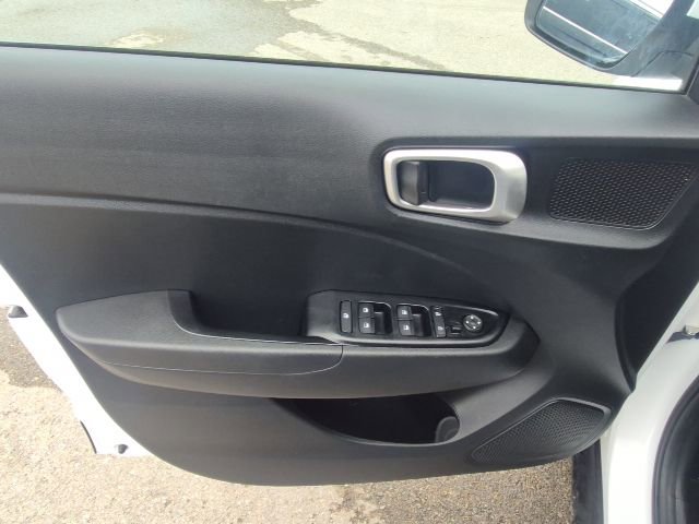 Used 2023 Hyundai Venue SE image 10