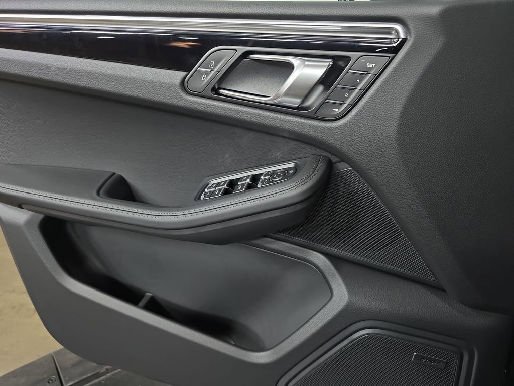 Certified 2026 Porsche Macan AWD/4WD image 22