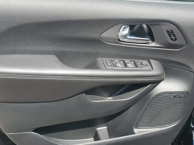 New 2027 Chrysler Pacifica Limited w/ Family Tech Group AWD/4WD image 16