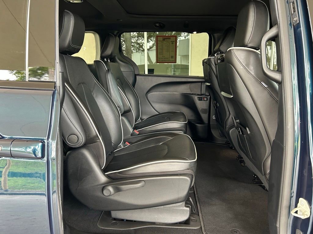 Used 2022 Chrysler Pacifica Limited w/ Uconnect Theater Family Group FWD image 32