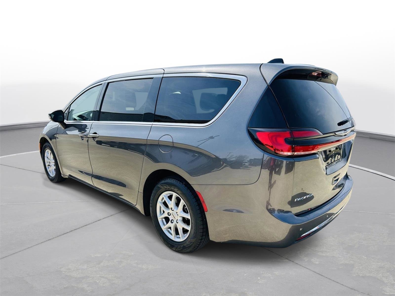 Used 2023 Chrysler Pacifica Touring-L image 37