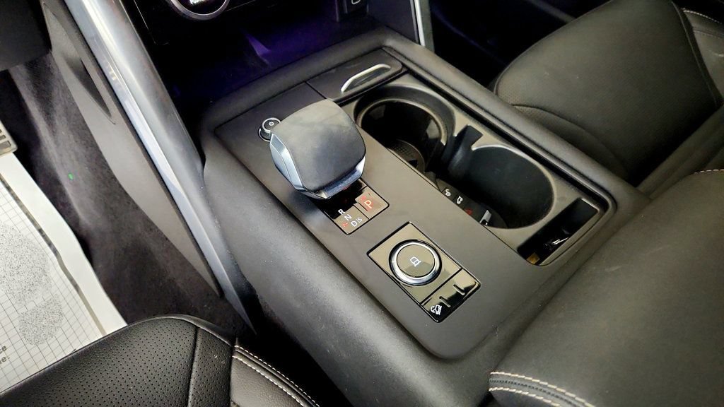 Used 2024 Land Rover Discovery Dynamic SE AWD/4WD image 17