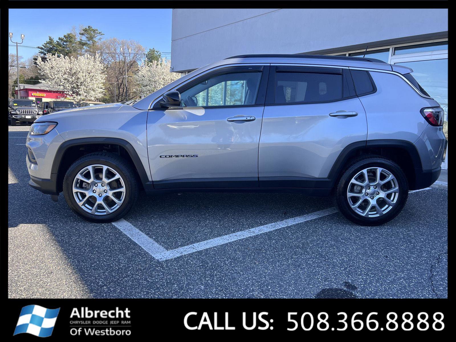 Used 2022 Jeep Compass Latitude AWD/4WD image 2