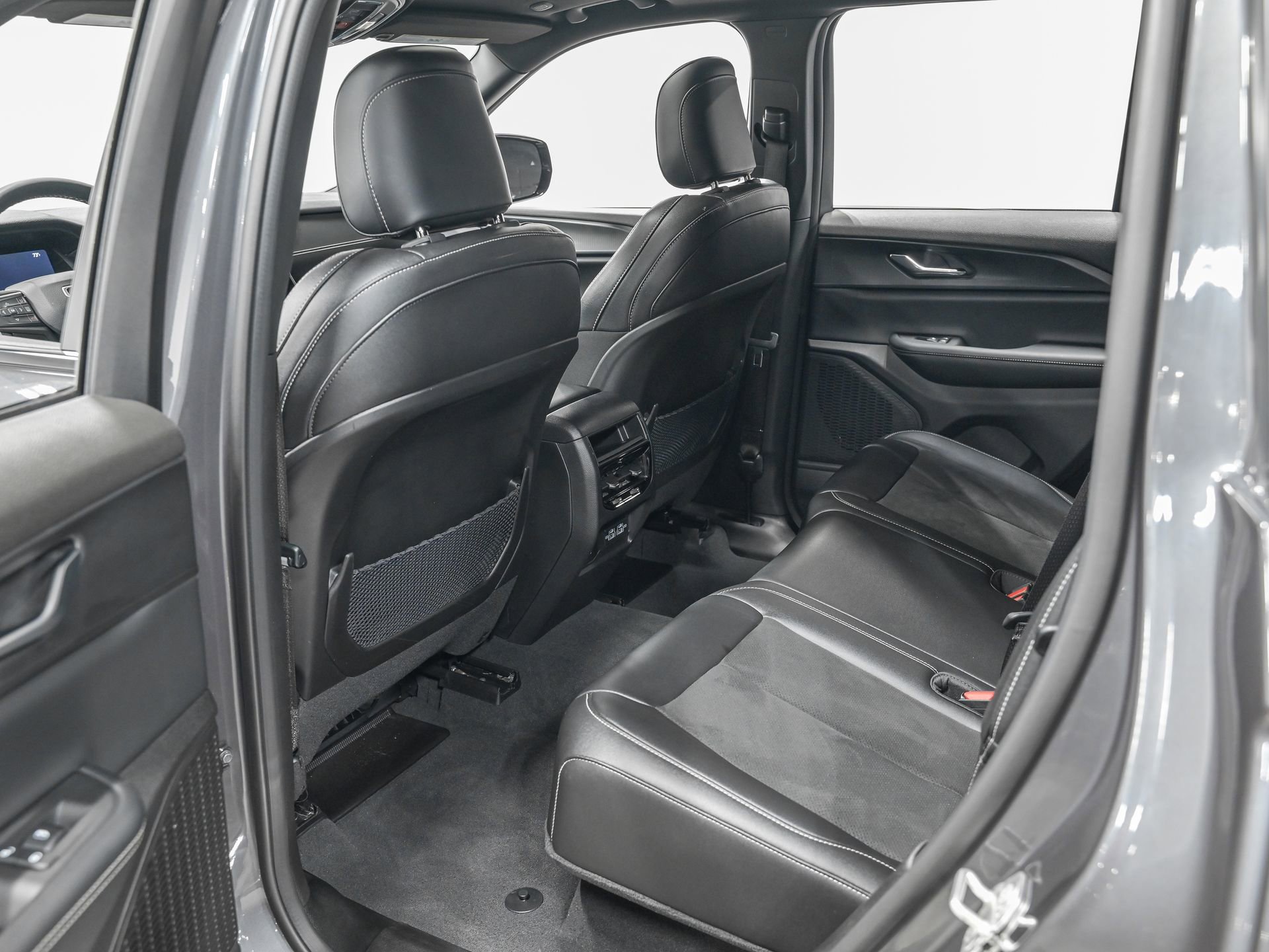 Used 2024 Jeep Grand Cherokee Altitude image 27