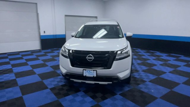 Used 2024 Nissan Pathfinder SL w/ Black Appearance Package AWD/4WD image 3
