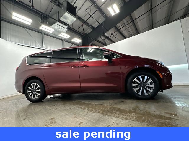 Used 2023 Chrysler Pacifica Touring-L image 3