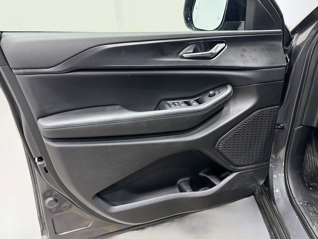 New 2025 Jeep Grand Cherokee L Laredo image 17