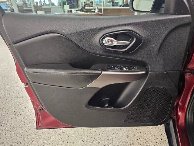 Used 2019 Jeep Cherokee Latitude Plus w/ Comfort/Convenience Group FWD image 30