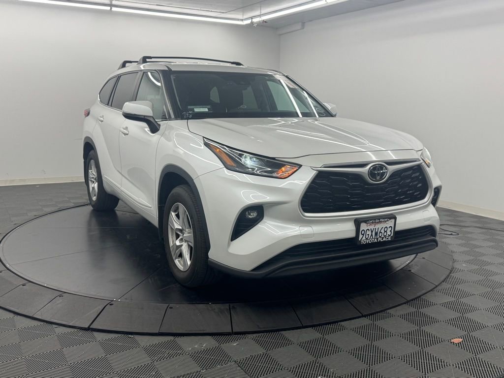 Used 2023 Toyota Highlander LE FWD image 4