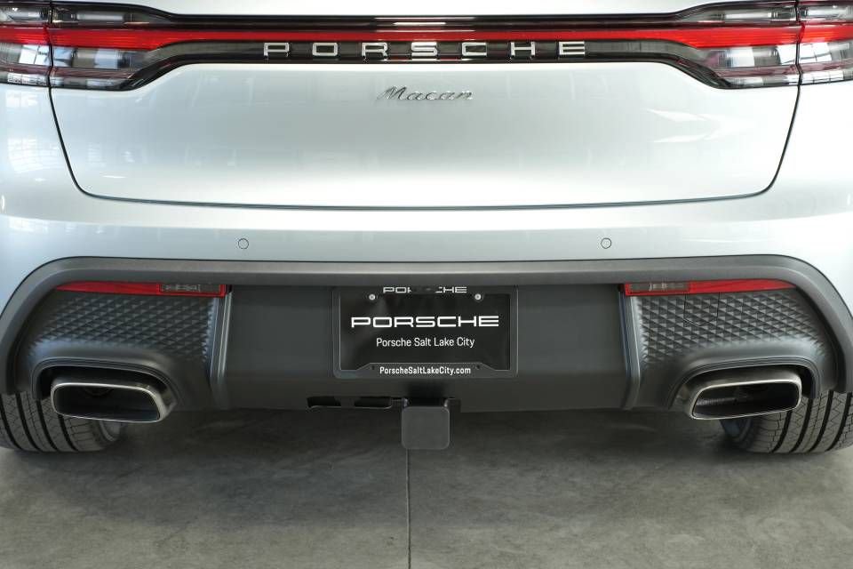 Certified 2025 Porsche Macan AWD/4WD image 39