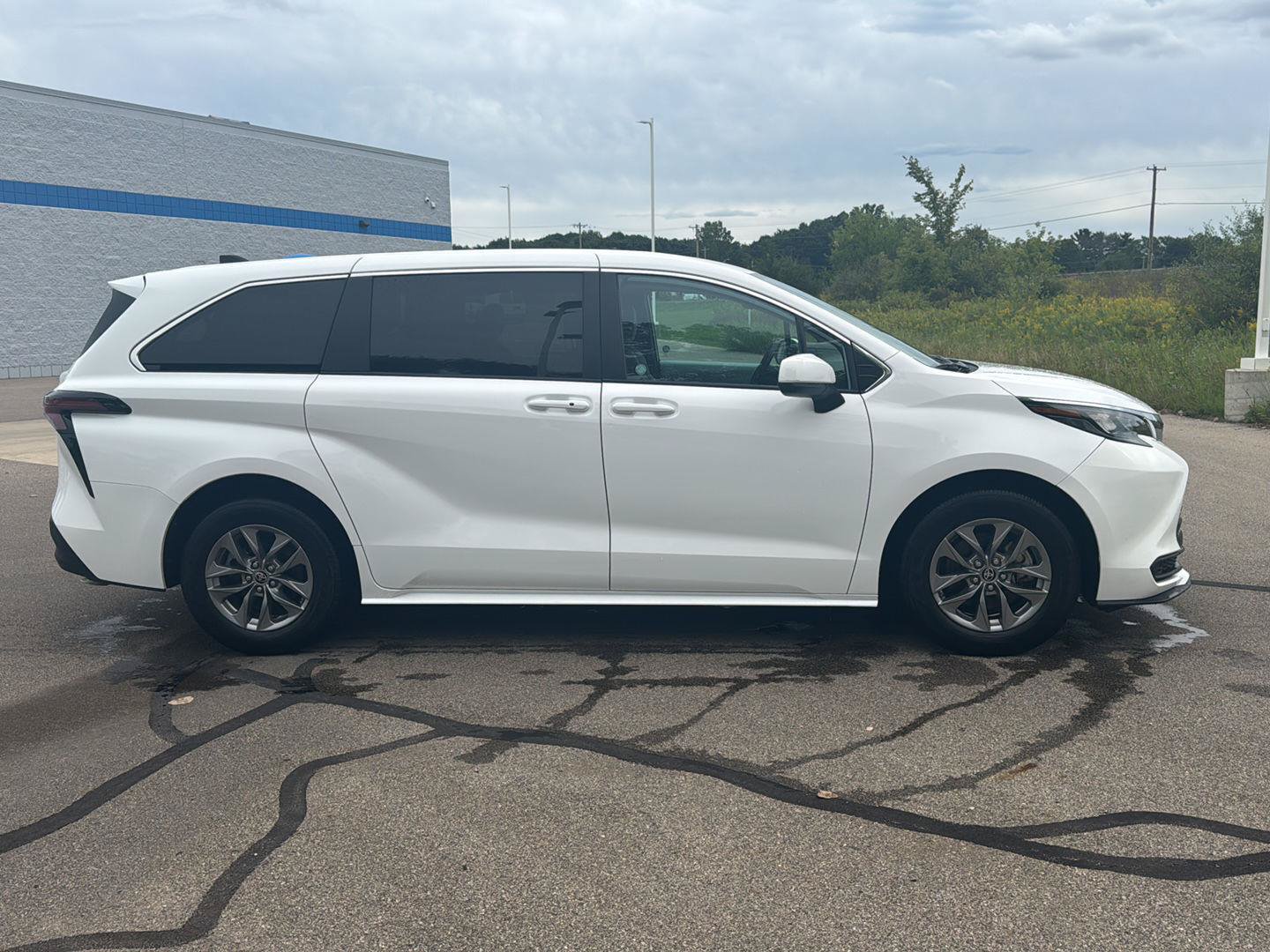 Used 2025 Toyota Sienna LE FWD image 6