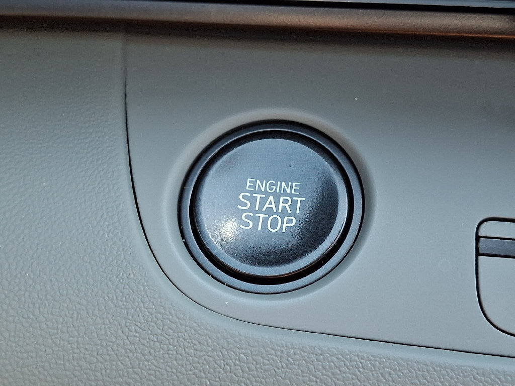 Certified 2025 Hyundai Elantra Limited FWD image 24