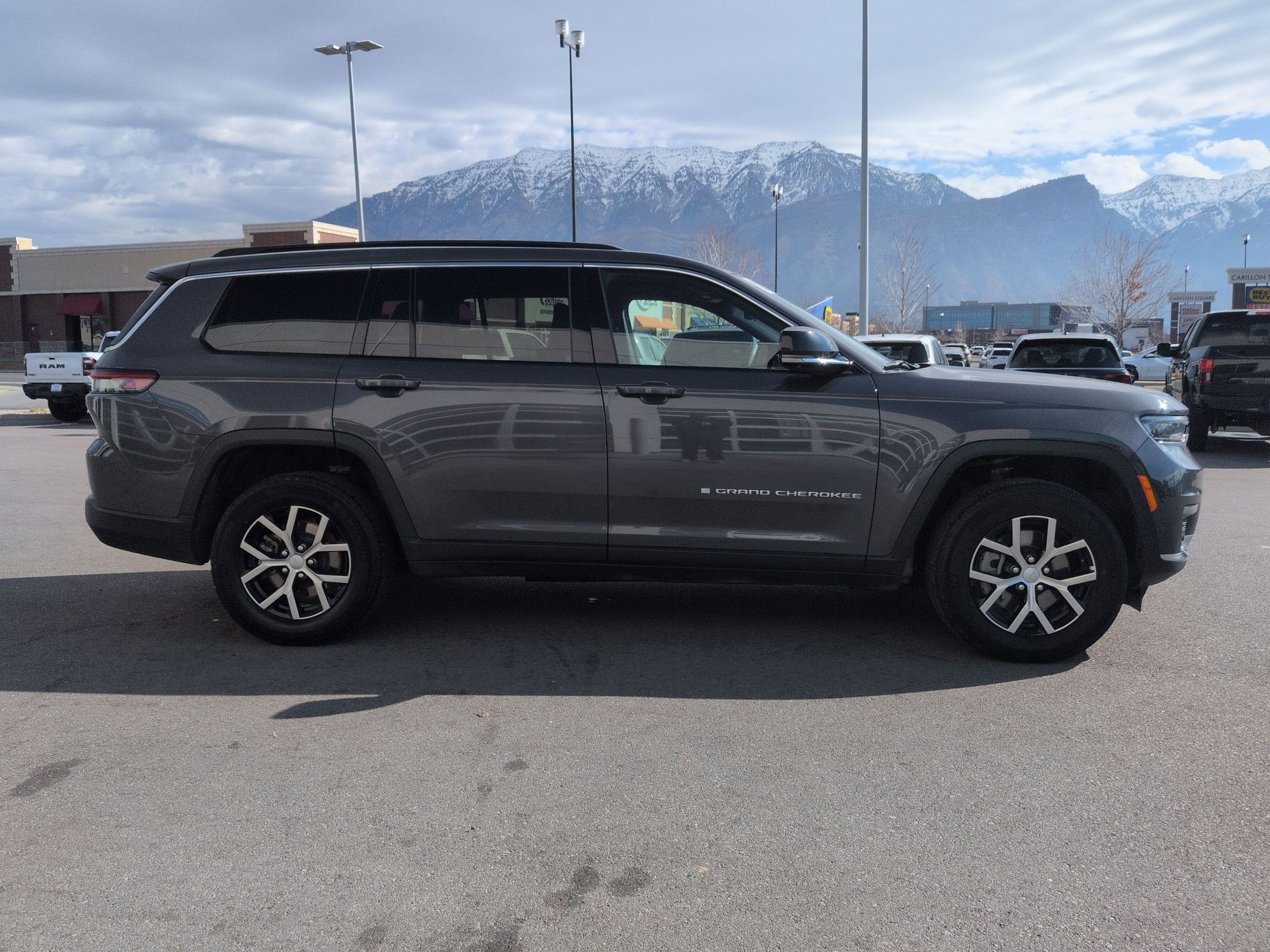 Used 2024 Jeep Grand Cherokee L Limited w/ Luxury Tech Group II image 2