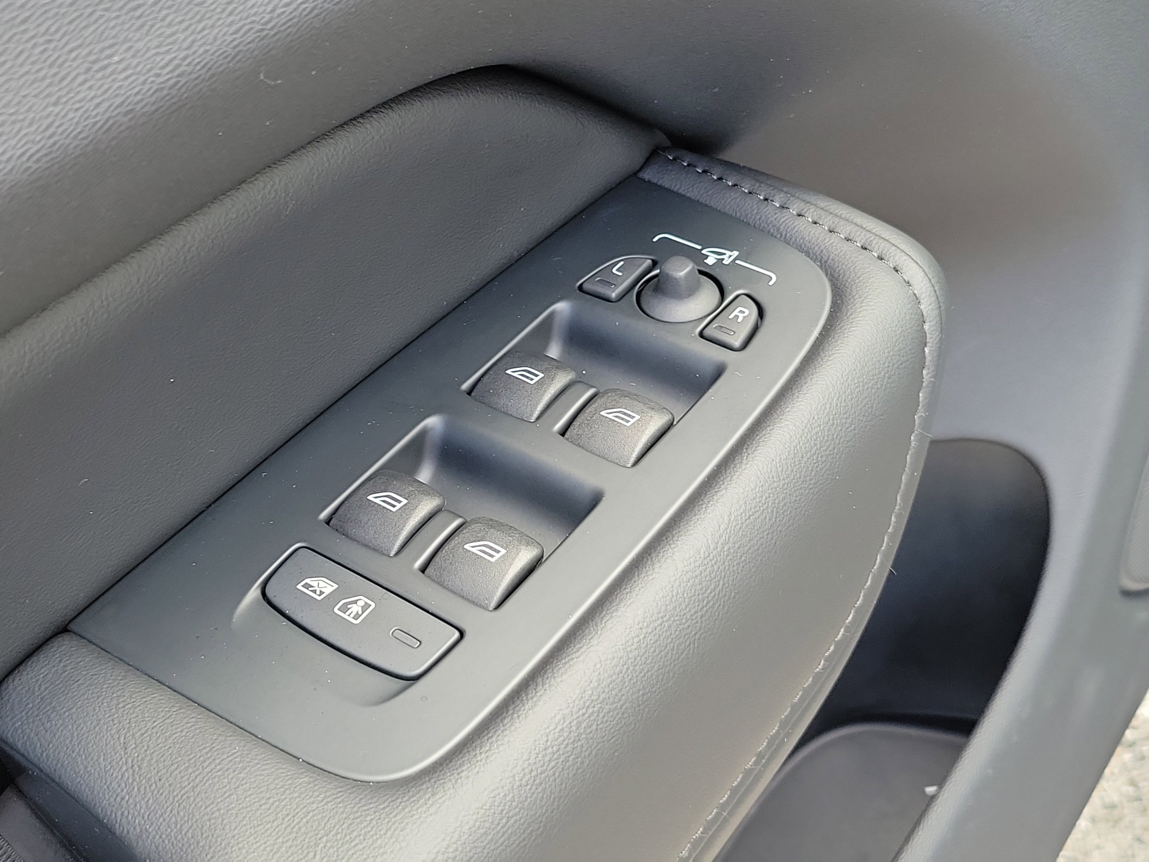 Used 2025 Volvo XC60 B5 Plus image 13